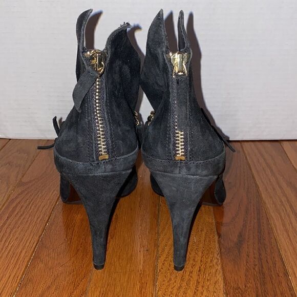 Size 9.5 B .Makowsky Leather upper and sole botties. - Picture 2 of 6